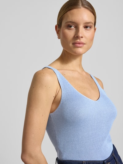 Frauenmodel trägt Regular Fit Strick-Top aus Viskose-Mix Modell 'NEWLEX' von Vero Moda, Optik: Unifarben, Nahaufnahme Oberkörper.