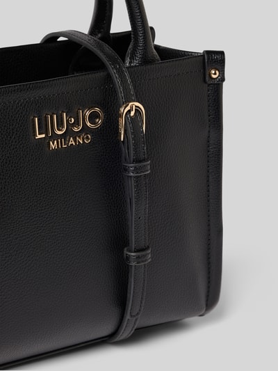 Produktfoto, Tote Bag mit Logo-Applikation Modell 'Ridhi' von Liu Jo White aus schwarzem strukturiertem Material, goldfarbene Details, Hauptfach mit Reißverschluss, Tragehenkel und abnehmbarer Schulterriemen, Breite 26 cm, Länge 21 cm, Tiefe 11 cm, Länge Schulterriemen 112 cm.