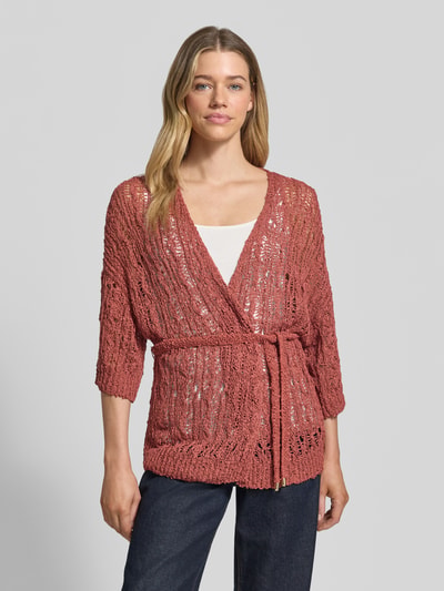 Vrouwenmodel draagt Strickjacke mit Bindegürtel und 3/4-Arm van Marc Cain in biologisch katoen, relaxed fit, open pasvorm, strikceintuur, ruglengte maat 36: 74 cm, mouwlengte maat 36: 34 cm, gevlochten structuur in oudroze kleur, voorkant volledige lichaamsweergave.