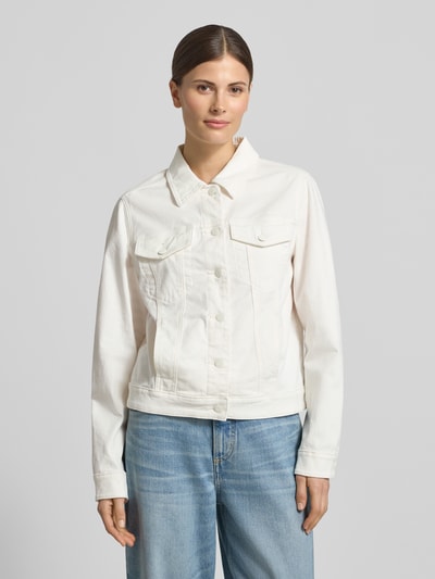 Modelka nosi Regular Fit Jeansjacke aus Baumwoll-Mix von s.Oliver RED LABEL, jasny denim, jednolity, krój regular fit, bawełna, widok z przodu całej sylwetki.