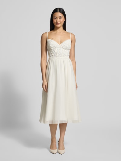 Frauenmodel trägt Brautkleid mit Herz-Ausschnitt von LAONA, unifarbenes Design, Spaghettiträger, Zierbesatz, taillierter Schnitt, Ganzkörperansicht von vorne.