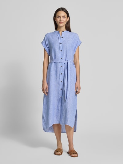 Frauenmodel trägt Hemdblusenkleid aus Leinen mit Bindegürtel Modell 'AMATISTA' von ECOALF, Midikleid in Hellblau, Ganzkörperansicht von vorne.