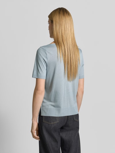 Frauenmodel trägt Loose Fit T-Shirt aus Lyocell-Baumwoll-Mix von Marc O'Polo in Hellblau, unifarben, Ganzkörperansicht Rückansicht.