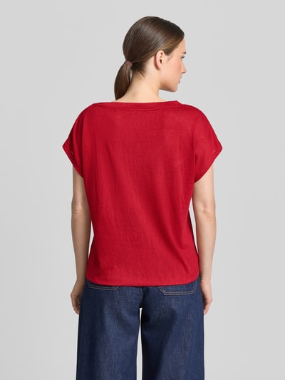 Frauenmodel trägt rotes T-Shirt aus Viskose-Mix mit Kappärmel und Regular-Fit von Zero, Rückenlänge 56 cm, Ganzkörperansicht Rückansicht.