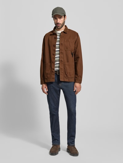 Männermodel trägt Relaxed Fit Hemdjacke aus reiner Baumwolle von Barbour, Optik: Unifarben, Knopfleiste, Ganzkörperansicht von vorne.
