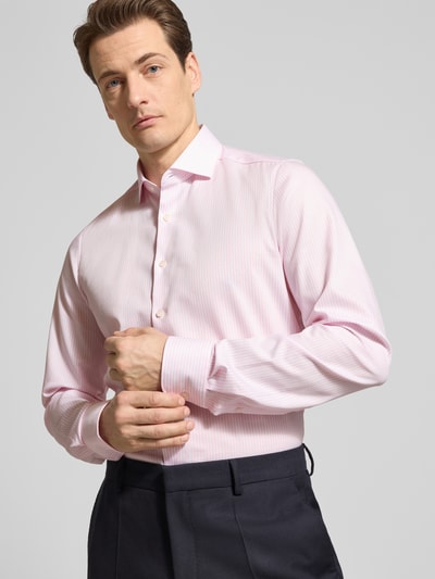 Männermodel trägt Body Fit Business-Hemd mit extra langem Arm von OLYMP Level Five aus puur katoen, Kentkraag, knoopsluiting, lichtroze met fijne strepen. Nahaufnahme Oberkörper. Ruglengte 83 cm, schouderbreedte 44 cm, mouwlengte 72 cm.