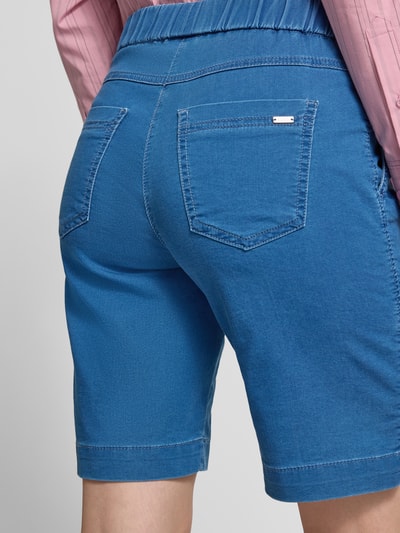 Frauenmodel trägt blaue Straight Fit Shorts mit Gesäßtaschen Modell 'Sue' von TONI aus Elastischer-Baumwoll-Mix, Detailaufnahme Rückansicht.