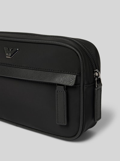 Produktfoto, Handtasche mit abnehmbarer Trageschlaufe von Emporio Armani, schwarzes Material, Reißverschluss, Label-Applikation, glatte Struktur