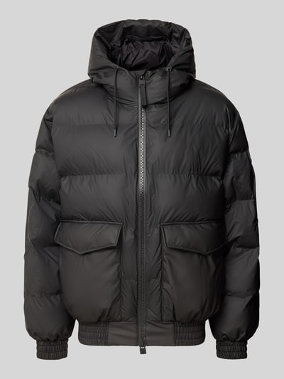 Produktfoto, Steppjacke mit Kapuze und Pattentaschen von Rains in Schwarz, Regular Fit, sichtbarer Zweiwege-Reißverschluss, glänzende Textur