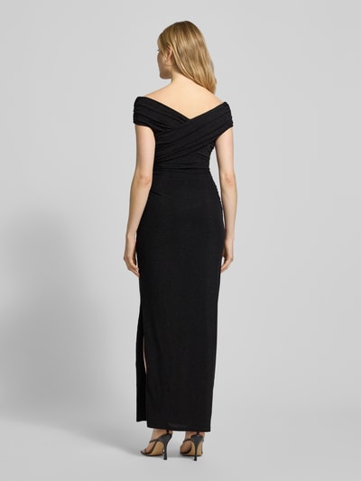 Frauenmodel trägt Abendkleid in Wickel-Optik Modell 'Sandy' von Forever New, Schwarz, Material-Mix mit Stretch-Anteil, taillierter Schnitt, Off-Shoulder-Look, Raffungen, Nahtreißverschluss, Rückenlänge bei Größe 36: 130 cm, Brustweite: 32 cm, Ganzkörperansicht Rückansicht.
