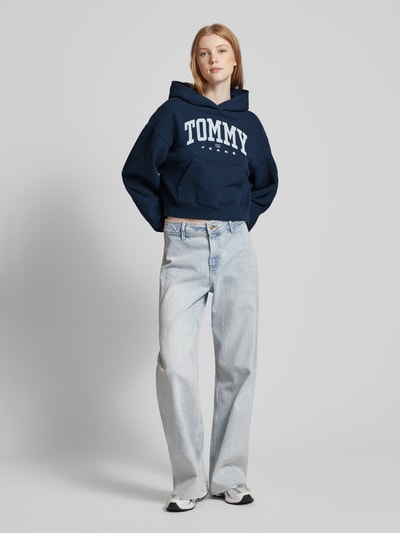 Tommy Jeans Cropped Hoodie mit Label-Print Modell 'VARSITY' Marine 1