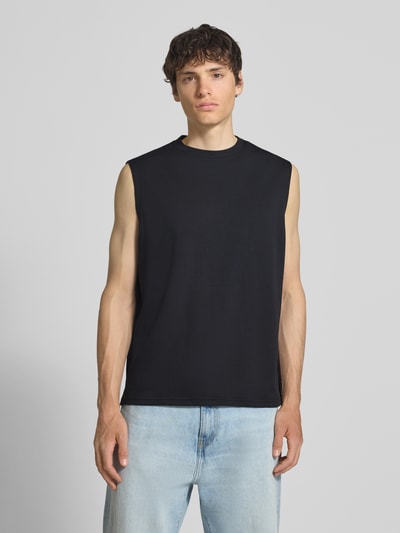 Männermodel trägt Regular Fit Shirt aus Baumwoll-Mix Modell 'CASPIAN AIRFLEX BOXY' von Only & Sons, Optik: Unifarben, Jersey, Ganzkörperansicht von vorne.