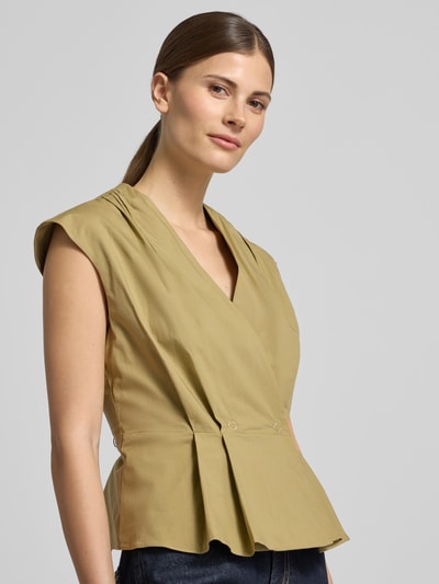 Modelka kobieca nosi Regular Fit Bluse mit gelegten Falten Modell 'Bazar' od Marella, bawełna elastyczna, efekt zakładek, dekolt V, kolor beżowy, zdjęcie z przodu, widok na górną część ciała.