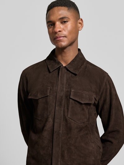 Mannenmodel draagt Regular Fit Hemdjacke aus Ziegenleder van Profuomo, heren, geitenleer, regular fit, kentkraag, borstzakken. Nahaufnahme bovenlichaam