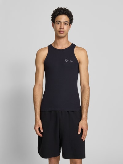 Männermodel draagt Tanktop met Label-Stitching van KARL KANI in zwart katoenmix met structuurpatroon, slim fit, ronde hals, Ganzkörperansicht von vorne.
