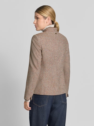 Frauenmodel trägt Blazer mit Viskose-Anteil und Stehkragen von White Label in Beige, strukturierte Oberfläche, Ganzkörperansicht Rückansicht, taillierter Schnitt, Pattentaschen, Brustleistentasche mit Einstecktuch, Material-Mix.