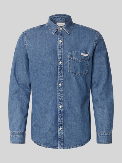 Produktfoto, Regular Fit Jeanshemd mit Brusttasche und Label-Detail von Calvin Klein Jeans aus reiner Baumwolle in klassischem Blau mit Knopfleiste.