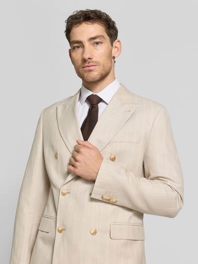 Männermodel trägt Regular Fit Sakko mit pattentaschen und reverskraag van MCNEAL in licht beige materiaalmix met linnen, dubbele knoopsluiting, paspelzak op de borst, klepzakken, ruglengte maat 50: 74 cm, schouderbreedte: 45 cm, mouwlengte: 66 cm, nahaufnahme oberkörper.
