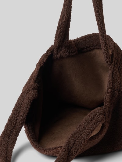 Produktfoto, Shopper aus Teddyfell Modell 'Mom' von Studio Noos, brązowe futerko, główna przegroda otwarta, szerokie paski na ramię, Szerokość w rozmiarze 1: 60 cm, Długość w rozmiarze 1: 44 cm, Głębokość w rozmiarze 1: 10 cm, długość pasków na ramię w rozmiarze 1: 72 cm