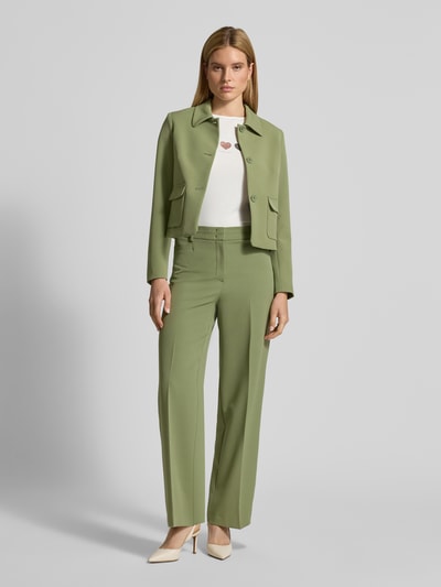 Frauenmodel trägt Blazer mit Knopfleiste von More & More in Grün, Regular Fit, Hemdblusenkragen, Pattentaschen, Ganzkörperansicht von vorne.