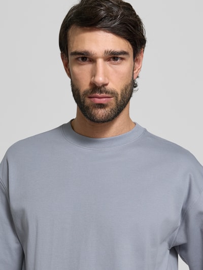 Männermodel trägt Relaxed Fit T-Shirt aus reiner Baumwolle von JAKE*S STUDIO MEN in Grau mit Rundhalsausschnitt, Nahaufnahme Oberkörper.