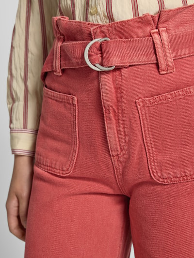 Frauenmodel trägt Wide Leg Jeans mit Gürtel von Jake*s Casual aus Reine Baumwolle in Rosa mit AufgesetzteTaschen, Nahaufnahme Oberkörper.