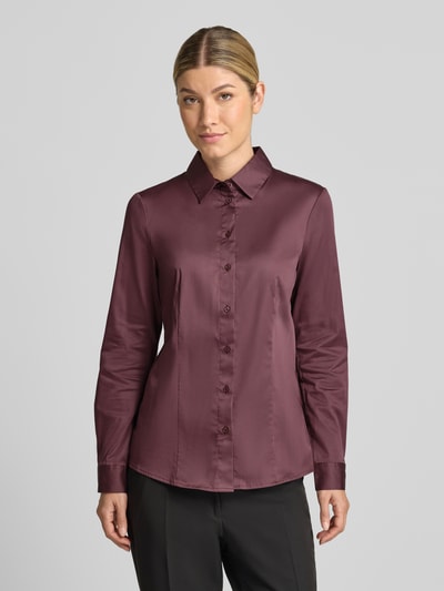 Frauenmodel trägt Hemdbluse aus Baumwoll-Mix von Christian Berg Woman in Bordeaux, taillierte Passform, langärmelig, Ganzkörperansicht von vorne.