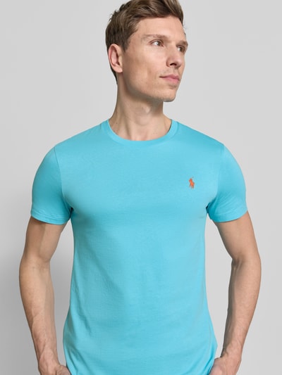 Mannelijk model draagt Regular Fit T-Shirt aus reiner Baumwolle van Polo Ralph Lauren, effen lichtblauw, logo-stitching, ronde hals, korte mouw, jersey van puur katoen, close-up bovenlichaam van voren