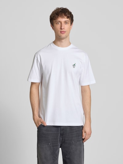 Männermodel trägt Relaxed Fit T-Shirt aus reiner Baumwolle Modell 'FRED' von Only & Sons in Weiß, Kurzarm, Rundhals, Ganzkörperansicht von vorne