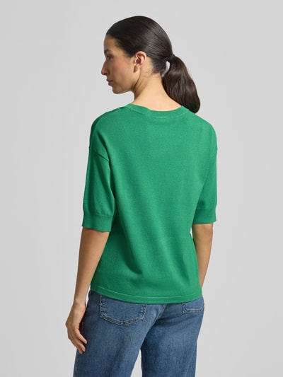 Modelka kobieca nosi damski t-shirt z mieszanki wiskozy, krój regular fit, model 'Morla' od B.Young, okrągły dekolt, rękaw o dł. 7/8, długość tyłu w rozmiarze S: 57 cm, długość rękawa w rozmiarze S: 23 cm, widok całej sylwetki z tyłu.