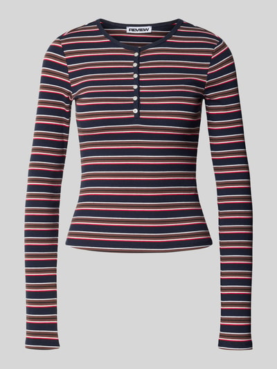 Produktfoto, Longsleeve mit Henley-Kragen von REVIEW, Baumwoll-Elasthan-Mix, eng anliegend, Ripp-Struktur, gestreift in Dunkelblau, Rot und Weiß