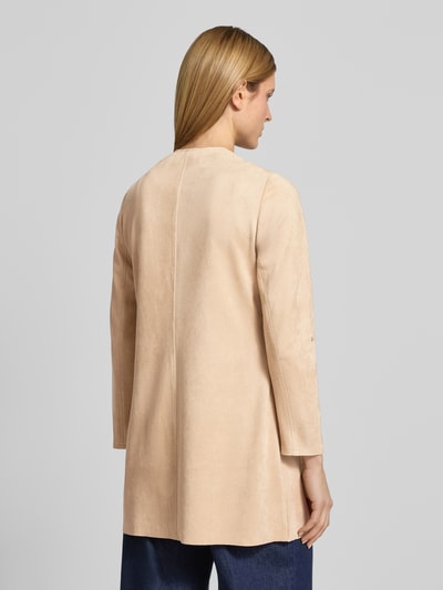 Vrouwenmodel draagt Longblazer in lockere pasvorm met ritszakken van Betty Barclay, materiaalmix met stretch, leerlook, ruglengte 82 cm, borstwijdte 48 cm, mouwlengte 60 cm, lichte beige kleur, gladde textuur, geheel van achteren.