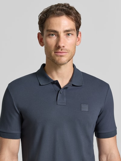 Männermodel trägt dunkelblauw regular fit poloshirt van katoenmix Regular Fit Poloshirt aus Baumwoll-Mix model 'Passenger' van BOSS Orange, Nahaufnahme Oberkörper