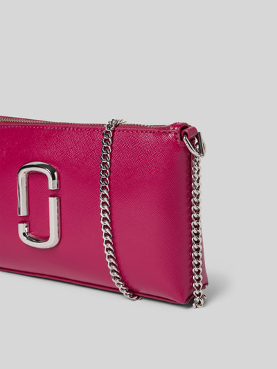 Produktfoto, Pochette aus echtem Rindsleder von Marc Jacobs in Pink mit Hauptfach, Reißverschluss, abnehmbarem Trageriemen, Logo-Detail und Ketten-Optik, 21 cm Breite, 12 cm Länge, 4 cm Tiefe