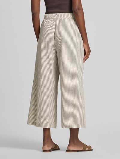 Frauenmodel trägt Regular Fit Culotte aus reiner Baumwolle von s.Oliver RED LABEL in Beige mit feinen Streifen, Textur aus leichten Stoff, Ganzkörperansicht Rückansicht.