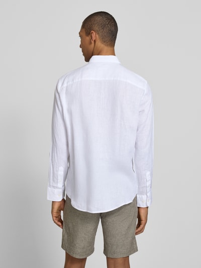 Männermodel trägt Regular Fit Freizeithemd aus reinem Leinen Modell 'REGKYLIAN' von SELECTED HOMME in Weiß, unifarben, Flammgarn-Textur, Ganzkörperansicht Rückansicht.