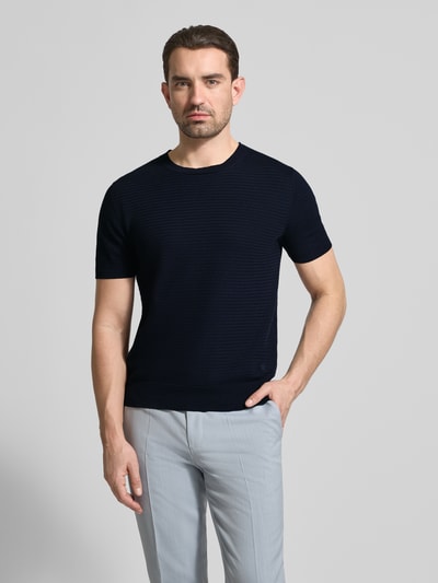 Männermodel trägt Strickshirt mit Rundhalsausschnitt von Manuel Ritz, Reine Baumwolle, Regular-Fit, Label-Stitching, Rückenlänge 65 cm, Ganzkörperansicht von vorne.