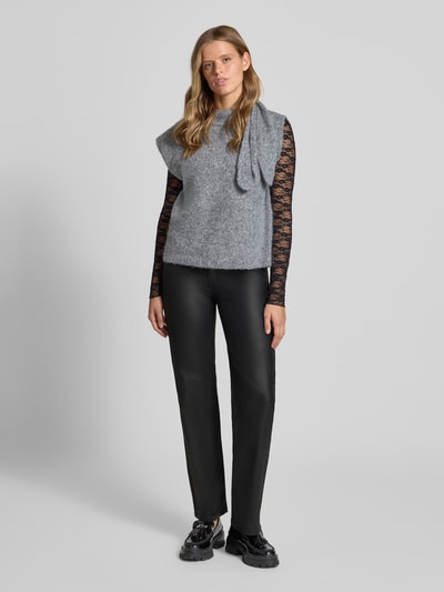 Frauenmodel trägt Mid Waist Lederhose mit matter Optik von ONLY, unifarben, 5-Pocket-Design, Knopfverschluss, Ganzkörperansicht von vorne.