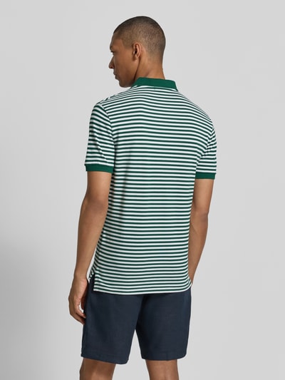 Männermodel trägt Slim Fit Poloshirt aus reiner Baumwolle Modell 'YD MESH STRIPE POLO' von Polo Ralph Lauren, grün-weiß gestreift, Rückansicht, Herren.