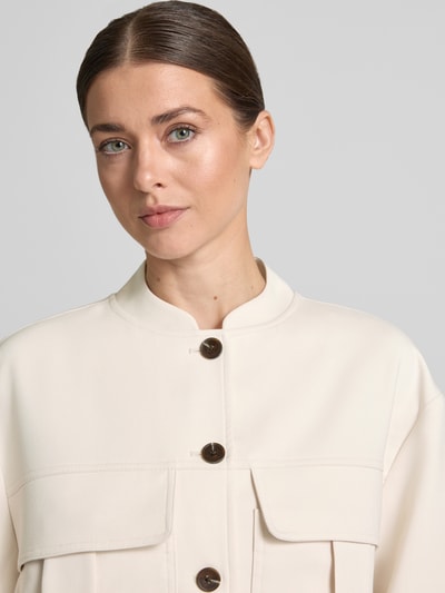 Kobiece model prezentuje kurtkę Jacke mit Brusttaschen Modell 'Jalena' od OPUS w jasnym kolorze, mieszanka materiałów z dodatkiem wiskozy, prosty krój, listwa guzikowa, brustasze, stójka, zdjęcie: zbliżenie górnej części ciała.