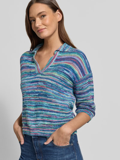 Modelka nosi Sweter z dzianiny mit V-Ausschnitt und 3/4-Arm von Jake*s Casual z bawełny, krój regular fit, wykładany kołnierz, kolorowe paski, faktura miękka, długość tyłu 53 cm, długość rękawów 28 cm, przód, zbliżenie na górę ciała.