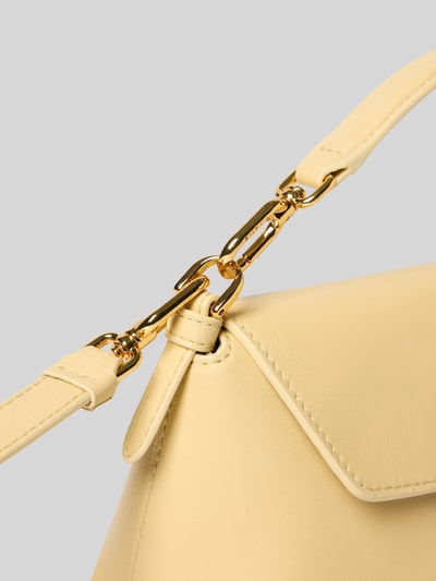 Productfoto, Shoulder Bag aus echt leer Model 'SFERA' van FURLA in lichtgeel met goudkleurige details, gladde textuur, verstelbare schouderband, afneembare draagriem, Hoofdvak met overslag en magneetsluiting, vakken voor pasjes binnenin, Breedte maat 1: 24 cm, Lengte maat 1: 14 cm, Diepte maat 1: 9 cm, bandlengte maat 1: 88 cm