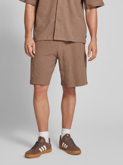 REVIEW Regular Fit Sweatshorts mit Strukturmuster Mud 4