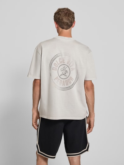 Männermodel trägt Oversized Herren T-Shirt aus Reine Baumwolle, Oversized-Schnitt, Label-Print, Pegador Oversized T-Shirt mit Label-Print Modell 'Nuevo', Rundhalsausschnitt, Rückenlänge 69 cm bei Größe M, Ganzkörperansicht Rückansicht.
