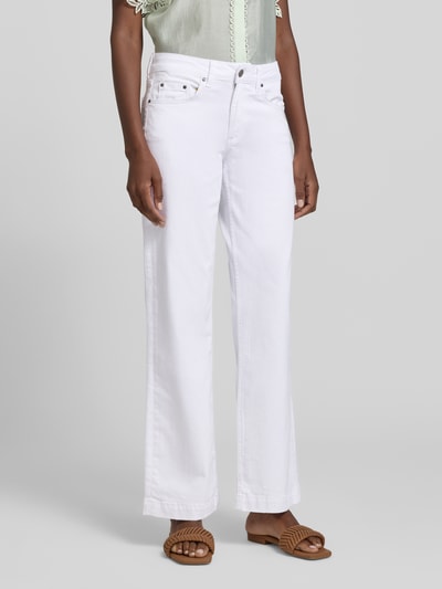 Frauenmodel trägt Regular Fit Jeans im 5-Pocket-Design von Smith and Soul in Weiß, Baumwoll-Mix mit Stretch, Ganzkörperansicht von vorne.