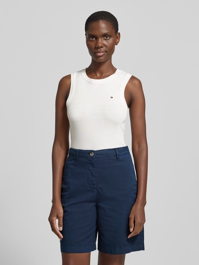 Vrouwenmodel draagt Slim Fit Tank Top uit puur katoen model 'SLIM CODY' van Tommy Hilfiger, look: effen, gestikt logo, ronde hals, brede bandjes, nahaufnahme bovenlichaam.