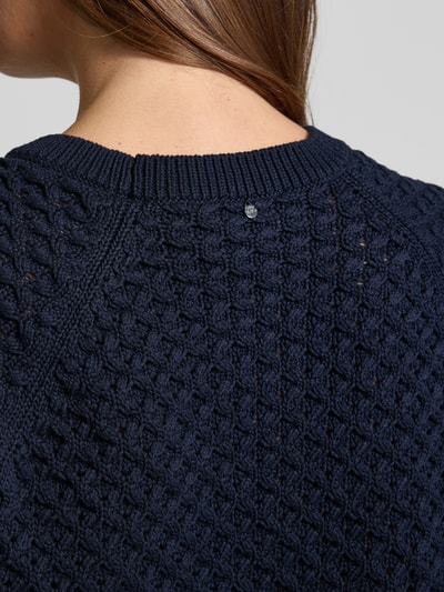 Frauenmodel trägt Regular Fit Bluse in Strick-Optik von ROBE LÉGÈRE in Dunkelblau, semitransparent, elastischer Baumwoll-Mix, Detailaufnahme Rücken.