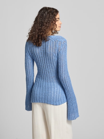 Männermodel trägt Regular Fit Pullover in Häkel-Optik Modell 'Fenja' von Topshop, bawełniany miks, jasnoniebieski, półprzezroczysta tekstura, krój regular fit, długość tyłu w rozmiarze S: 76 cm, długość rękawa w rozmiarze S: 84 cm, widok całej sylwetki z tyłu