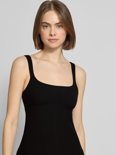Frauenmodel trägt Maxikleid mit Rundhalsausschnitt Modell 'VIOLA' von Topshop aus Viskose-Mix mit Leinen-Anteil, taillierter Schnitt, schwarze Farbe, breite Träger, Nahaufnahme Oberkörper.