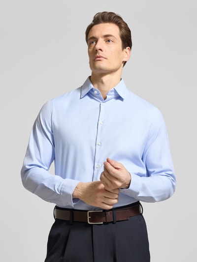 Männermodel trägt Slim Fit Business-Hemd mit Kentkragen von Jake*s, hellblau, Material-Mix mit Stretch-Anteil, Nahaufnahme Oberkörper.